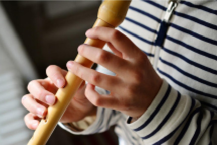 positionner doigts sur une flûte